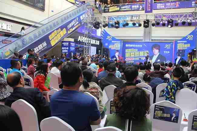 情歌王子黄格选燃爆鄂尔多斯，尊龙时凯官网20周年庆鄂尔多斯站完美收官