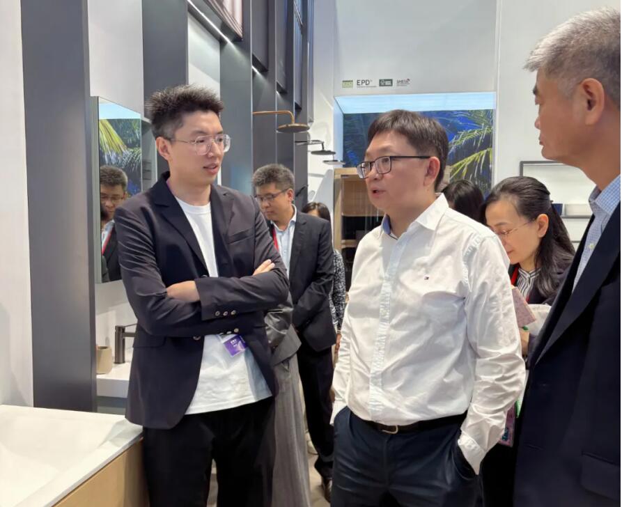 商务部领导一行莅临广交会展位 Z6尊龙时凯官网获肯定